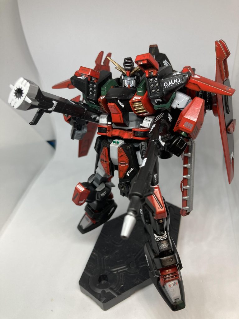 基本装備は両腰にマウントされているガンランチャーと収束火線ライフル、両肩のミサイルポッド。