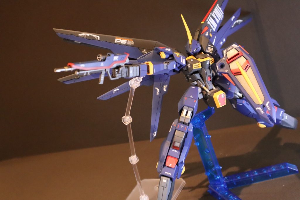 右腕ぷらんぷらんなので補修しないと…左肩はポリパーツを差し込む部分が折れてすぐ取れる…