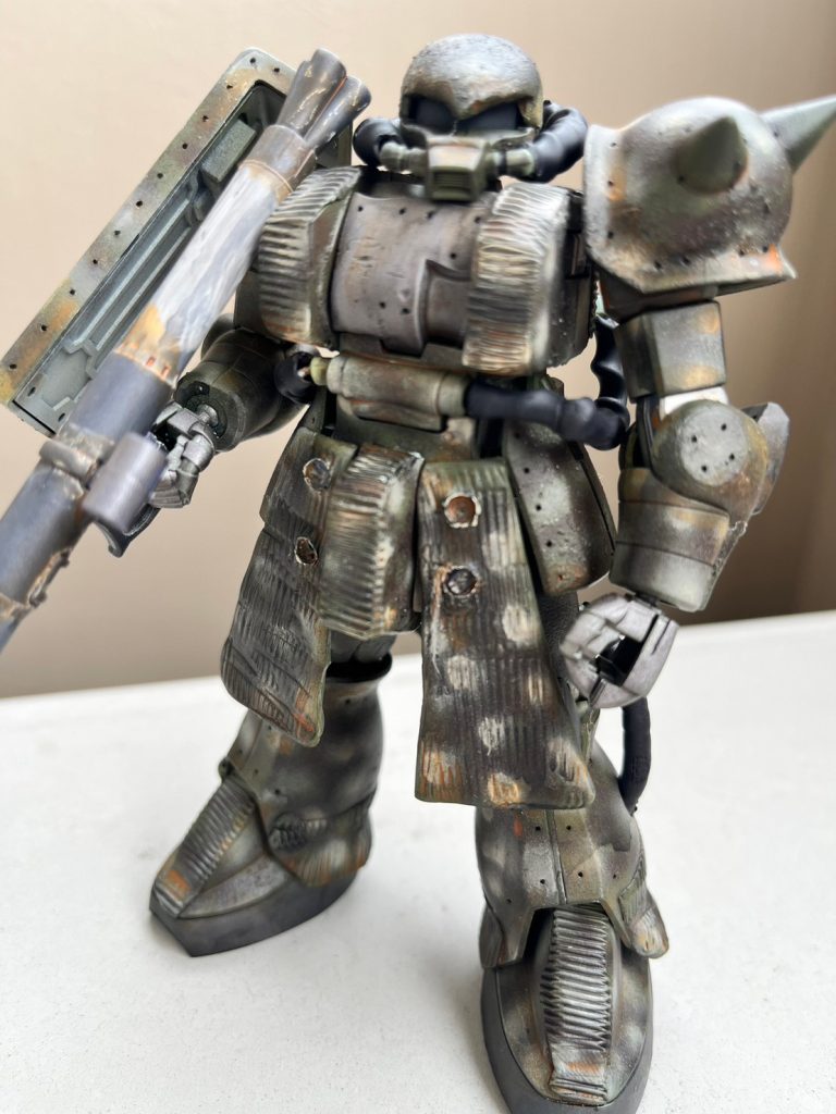 頭部 胸部 股間部をパテで整形  フロントリア装甲を余っていたプラ板にパテで急遽現地で改修を再現しましたまぁこんなもんでしょ