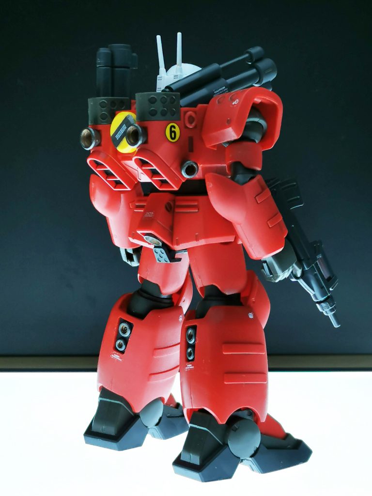 成型色仕上げで、連邦マークとスラスター周りだけ部分塗装。ブラウン系で薄めにスミ入れして、ウェザリングは最小限でクリーンなイメージに。