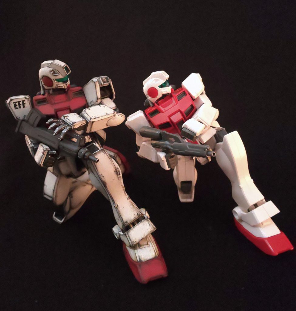 同キット素組(右)と比較。ご覧の通り初期HGのジムコマンドは自然なしゃがみポーズが難しいです。なのでほぼ全体の間接パーツをパテで作って組み込んでます。半固定モデルになりましたが良い角度ではないかと思います。