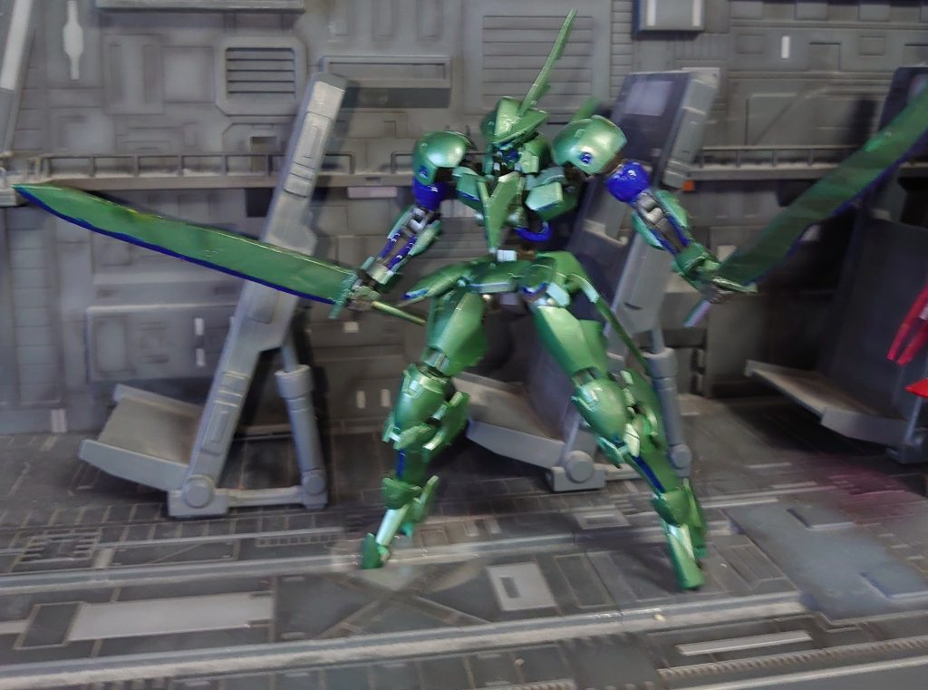 剣２本はいつものランナープラ板製色は緑に青とアナベル・ガトーカラー風