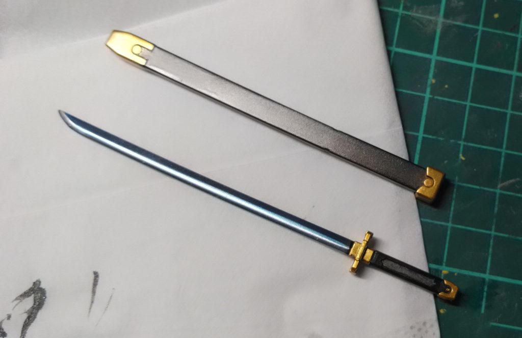 刀身の塗装頑張りました♪ 黒→ダイヤモンドシルバー→クリアブラック→刃にEXシルバー→クリアコート (マイスター関田さんの動画を参考にさせて頂きました)鞘は黒→スターブライトゴールド→焼鉄色(水性)→マジックリン拭き取り