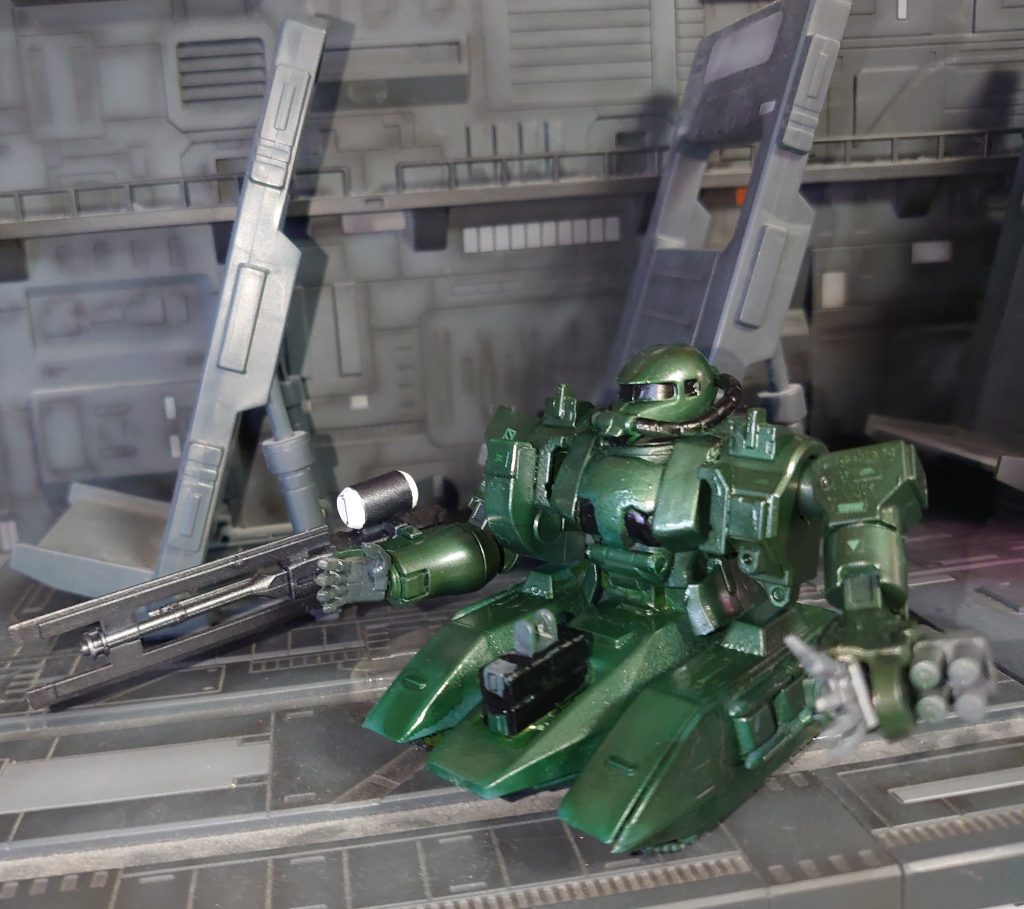 武装はブレード付き120㎜機関砲・左腕前腕の４連グレネードタンク部２連ミサイルポッド 