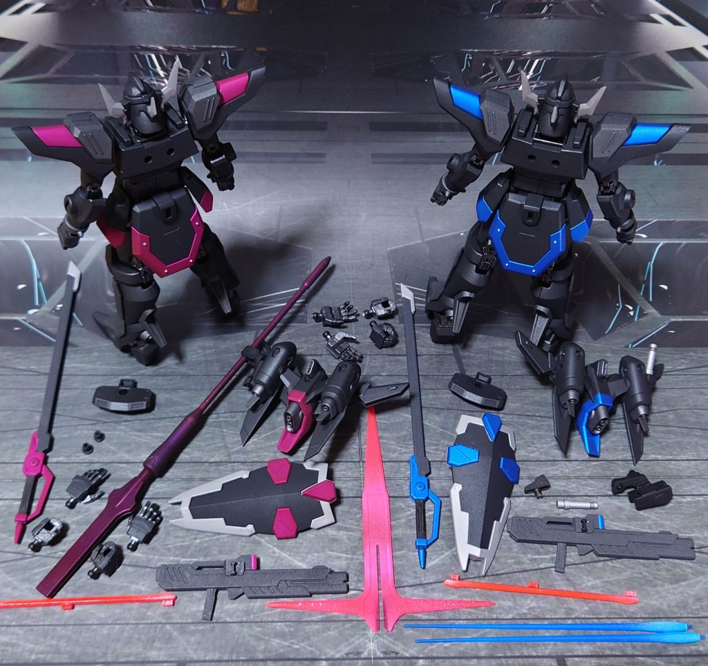 付属品一式(マント以外)。■塗装レシピ黒：黒サフ→メタリックブラック→つや消し赤紫：黒サフ→シルバーリーフ→フロストピンク→つや消し青：黒サフ→メタリックブルー→つや消しグレー：黒サフ→ブライトガンメタル→つや消し銀：黒サフ→シルバーリーフ→つや消し関節類グレー：黒サフ→ガンメタル→光沢対艦刀/パルチザンラック/ビームサーベルラック、ジョイント類：黒サフ武器類黒：黒サフ→MSグレー連邦系→つや消し対艦刀ビーム刃エフェクト：中央にメタリックレッド→外側にベースホワイト→全体に蛍光レッドビームパルチザン本体：黒サフ→メタリックパープル→クリアレッド→つや消しビームパルチザンエフェクト：先端にメタリックレッド→根元にベースホワイト→全体に蛍光ピンクビームサーベル刃エフェクト：先端側にメタリックブルー→根本側にベースホワイト→全体に蛍光ブルーその他部分塗装、墨入れ：ガンダムマーカー各種→つや消し