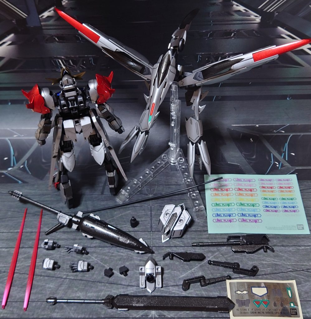 付属品一式。お好みで使用するソードメイス、余剰パーツとなるルプスのバックパック丸ごと、武器ラック2個も組み立て、更に鉄血オプションセットで余っていたルプス用滑腔砲(1個だけ)も追加。