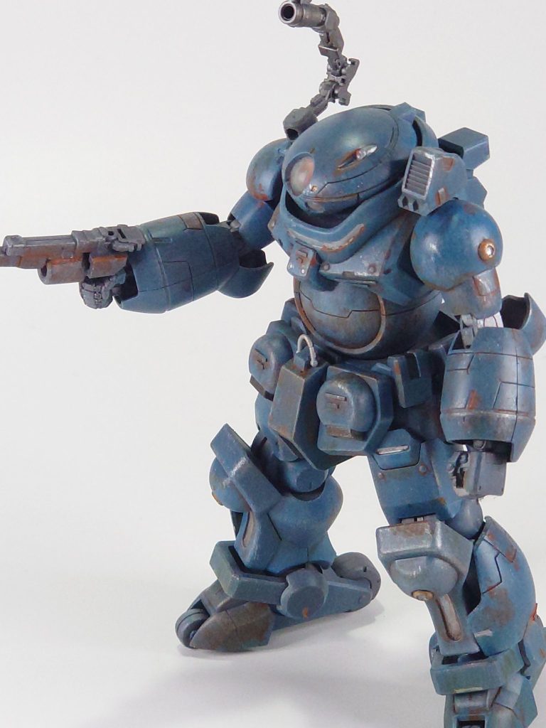 ピストルを構えての一枚今回の塗装は錆まくりです