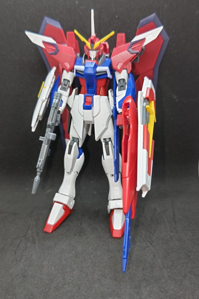 武装はシンプルにライフルとシールド。もう片手にも取り回しの良いシールドを装備している。