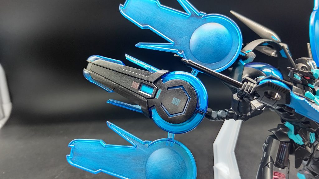 最初ヤスリがけせずに写真を撮ろうとしたところ、このパーツから撮影者がかなり写り混む事故が発生したので真夜中にスポンジヤスリで磨く作業が発生、皆さん、パーフェクトパックを作る際はご注意ください。