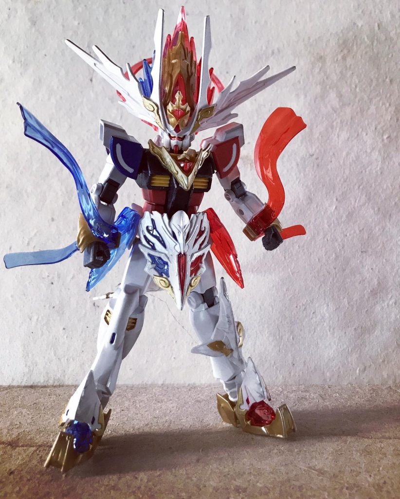 肩の特徴的なシンボル、額の太陽の様な部分を残しつつ、半身が赤と青の２色の悟空インパルスくん、、、ラーガンダムの試作機の青と、レギュラー、ラーガンダムの赤い色、ピッタリではないでしょうか！？👍