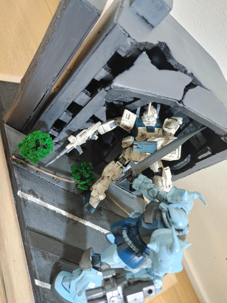 グフカスの関節が緩くなってて、今一ポーズが決まらない(^-^;