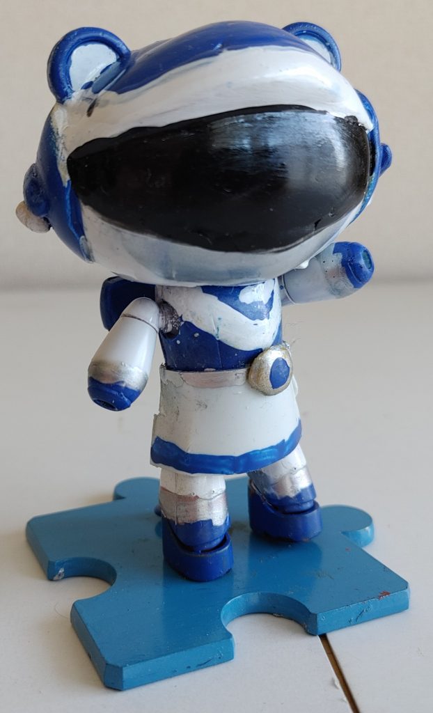 ほぼ正面。材料は、いつも通りに、エポキシパテに、スカートをプラ板で。