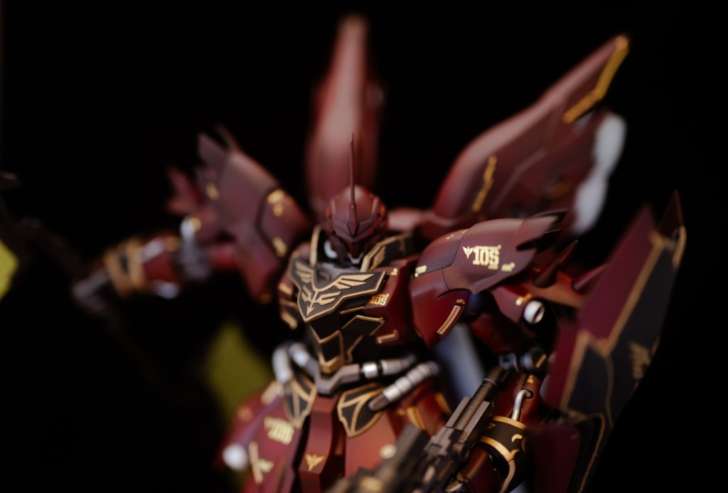 赤、黒、金のバランスがたまらないです！