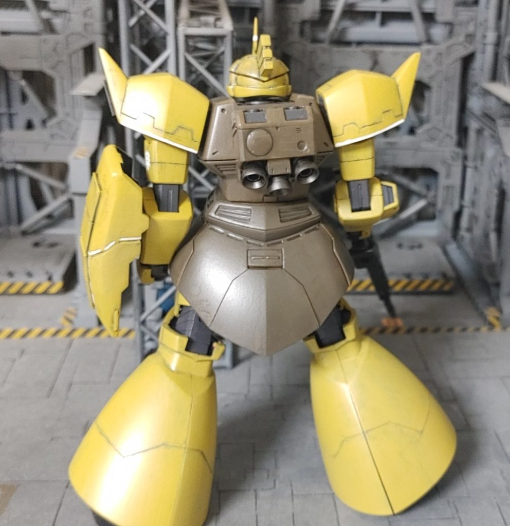 バックパックは、ザク改から拝借。ほぼ無改造でゲルググの背中とシンデレラフィット。G型のものとは全く形状が異なりますが、なんちゃってなので良し！