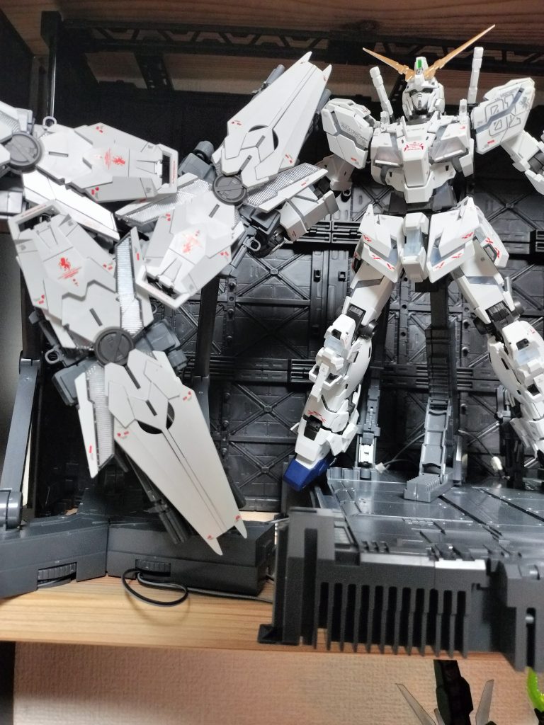 デカールを貼り