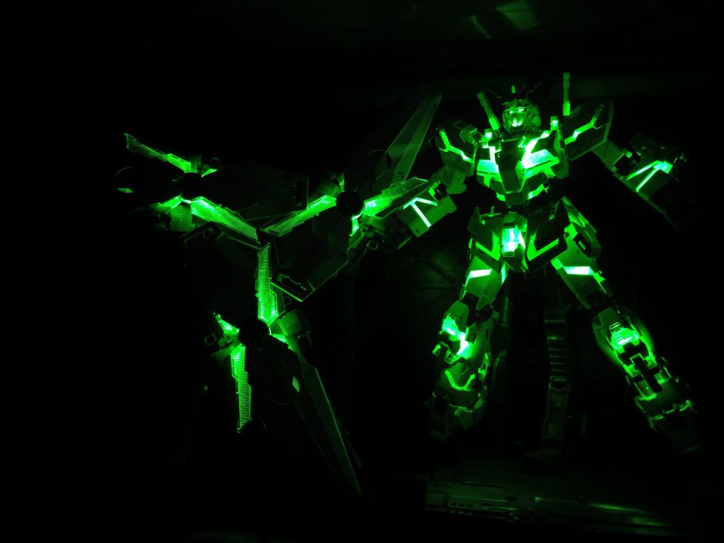 部屋真っ暗にすると一層カッコいいです。高価なのと、作るのは大変でしたが、満足度は高いキットでした！