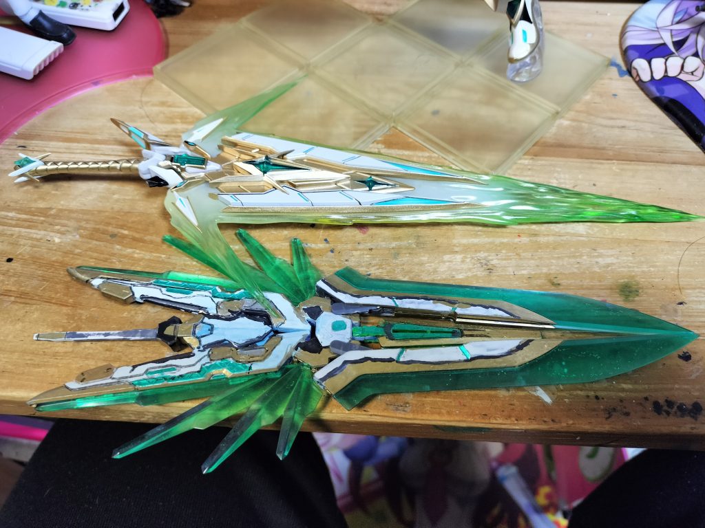 ヒカリの剣と前に自分で作った剣と比較 あとヒカリの剣は破損してます だから安い買えましたまあそう言うまでも高いけど(´;ω;`)