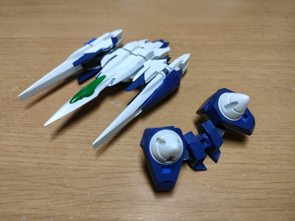 実際の本体。差別化の為にティターンズブルー2に塗装した他、ちゃんと安定稼働させるオーライザーも付属。