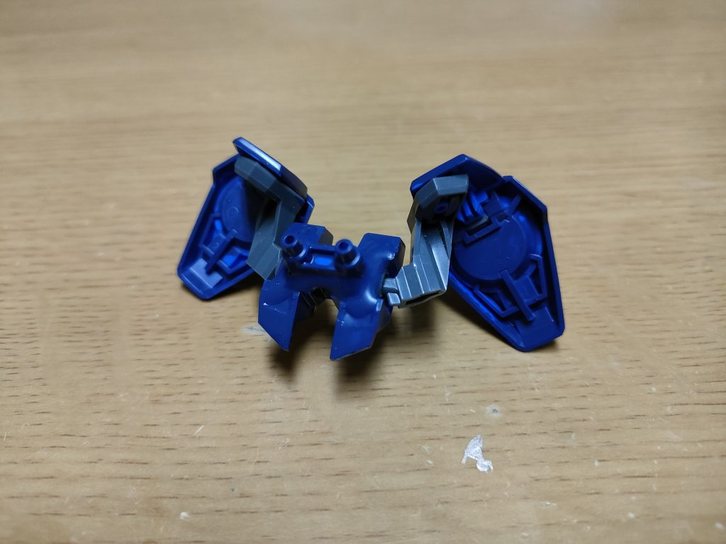 ユニット接続部。2点穴接続パーツと接触してレジンで流してUVライトで硬めた後、ティターンズブルー2で塗装して完成。