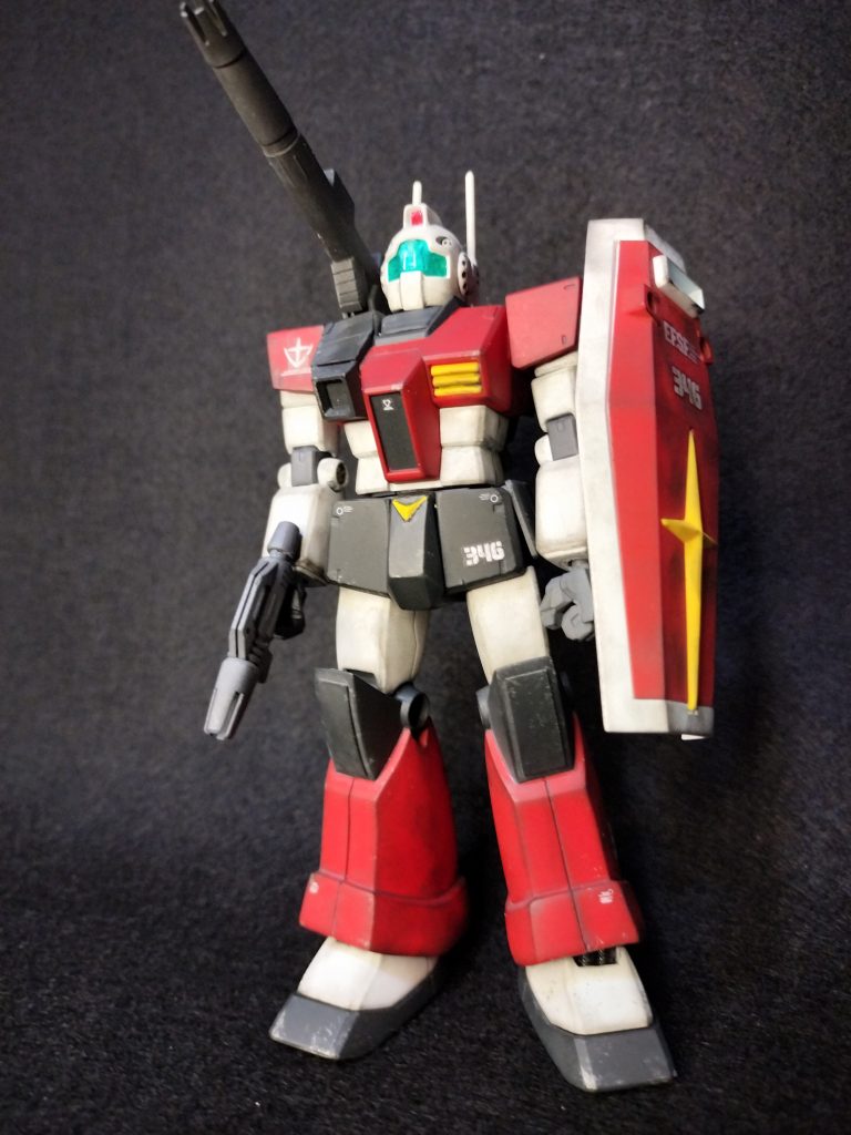 正面。HGUCジムと旧キットジムキャノンの定番ミキシングです。気になるアンクルアーマー部は、2mmのプラ棒を囲い延長してます。