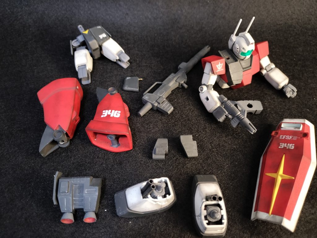 解体新書。スカートアーマーも切り離して真鍮線仕込んで動くようになってます。キャノン部には市販の関節を埋め込み、本体に刺せるようになってます。足首部を削り、なるべくアンクルアーマーに隠れるようにしました。それでも足らないのでアンクルアーマーを2mm延伸したのですがもう少し伸ばしても良かったかもしれません。また、市販のボールジョイントを使って、脛パーツに仕込んだポリキャップにそのまま刺せるようになっていて上下左右に動くようになってます。