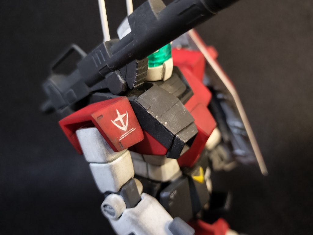 気になるキャノン部分。旧キットからミキシングすると悩む人は悩む右胸部。キャノンのギミックにより、中がスカスカに見えて、右肩の関節がただ付いているだけに見えてしまいます。ミキシング当初は旧キットパーツをつけてましたが、新たに空間突撃型を参考にプラ板でそれらしく作り直してみました。あと、ちょっとだけスジボリしてます。
