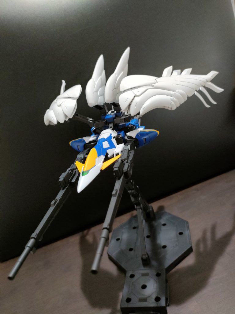 バスターライフルを始め、グレー部品のパーティングラインを消すのがツラかった…バスターライフル持ち手もすぐ外れて持たせるのが難しい…しかし、ポーズが決まれば文句なしにカッコイイからヨシッ!!👉