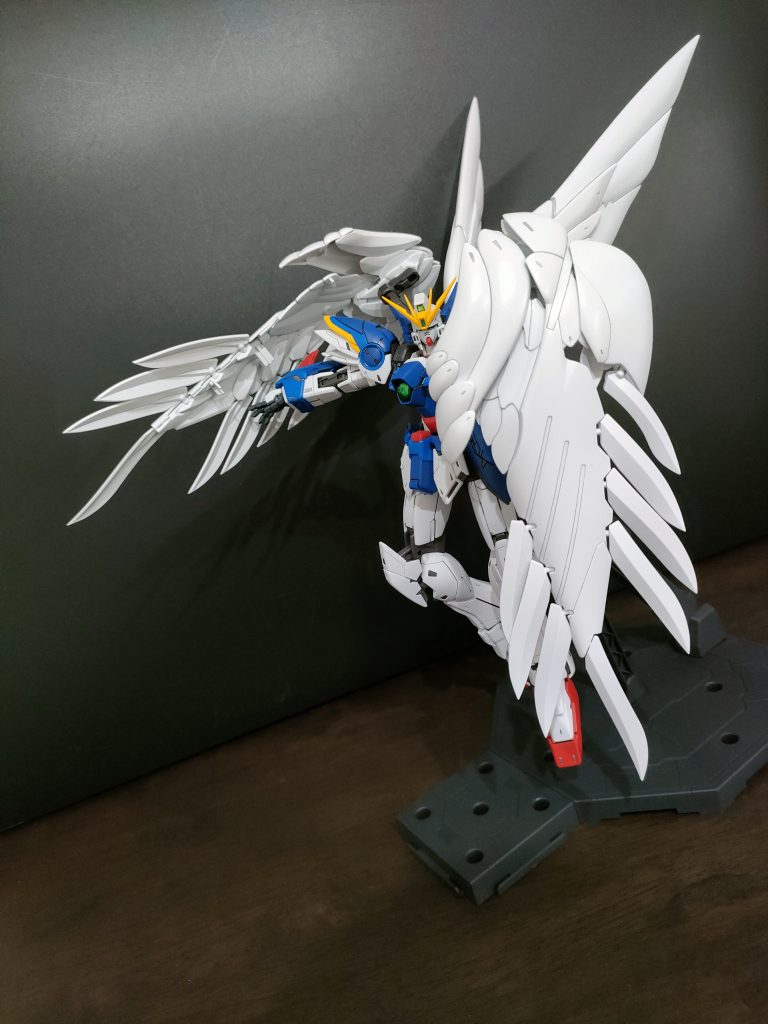 濃い青はゲート処理をミスりガッツリ白化したのでキャラクターブルーで塗装。手も白ではバスターライフル持たせた時に浮く感じがしたのでファントムグレーで塗装。