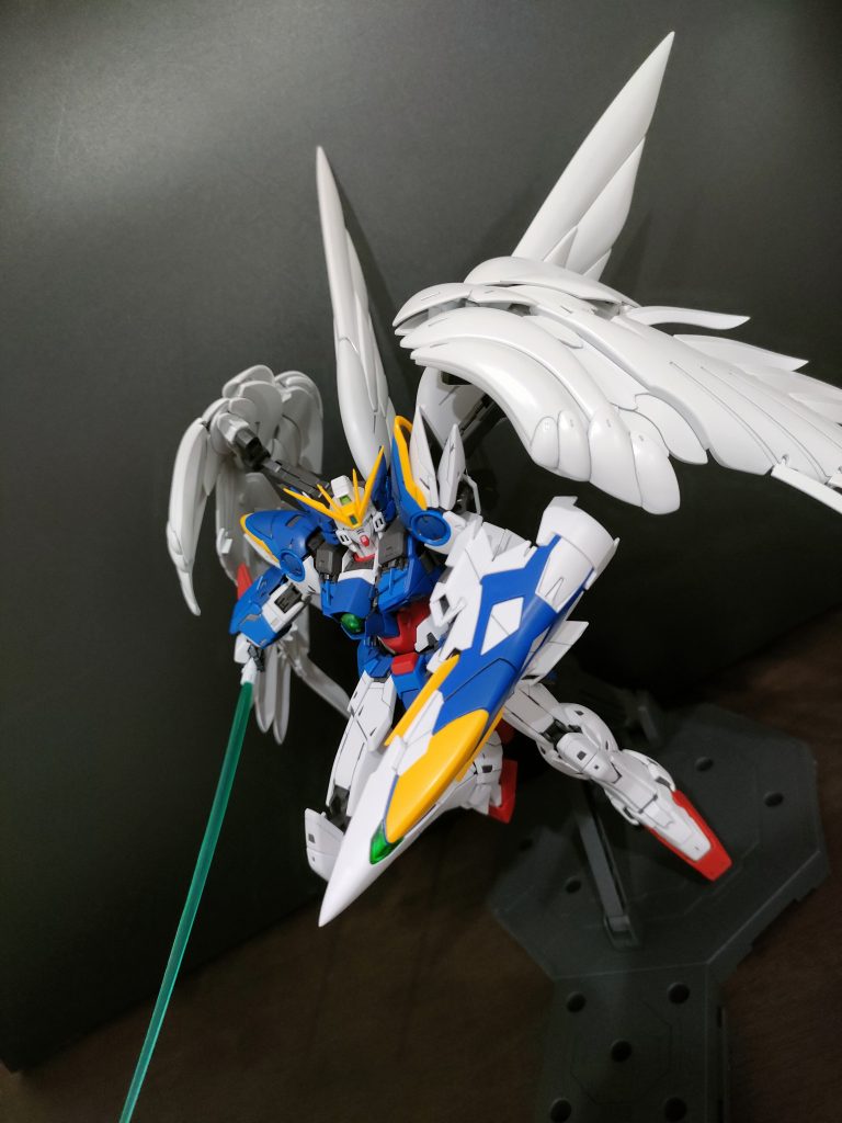 グレーの柔らかいタイプのプラの処理がなかなか上手くいかず…ゲート跡が残ったり…ヤスリ跡が消せなかったり…胴、太もも付け根、ウイングBJの嵌め合いがキツ過ぎて危うく壊すところでした…