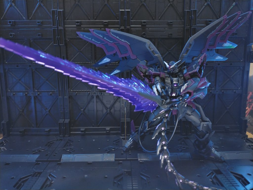 元々出来の良いキットだと思ったのと、冒頭で書きましたが今回息抜き回ということで、特に改修どころかヤスリがけもせずサフ塗料ベースと純色マゼンタで塗っただけになります^^;はいそこの貴方、ピンクでもパープルでもありません。マゼンタです。