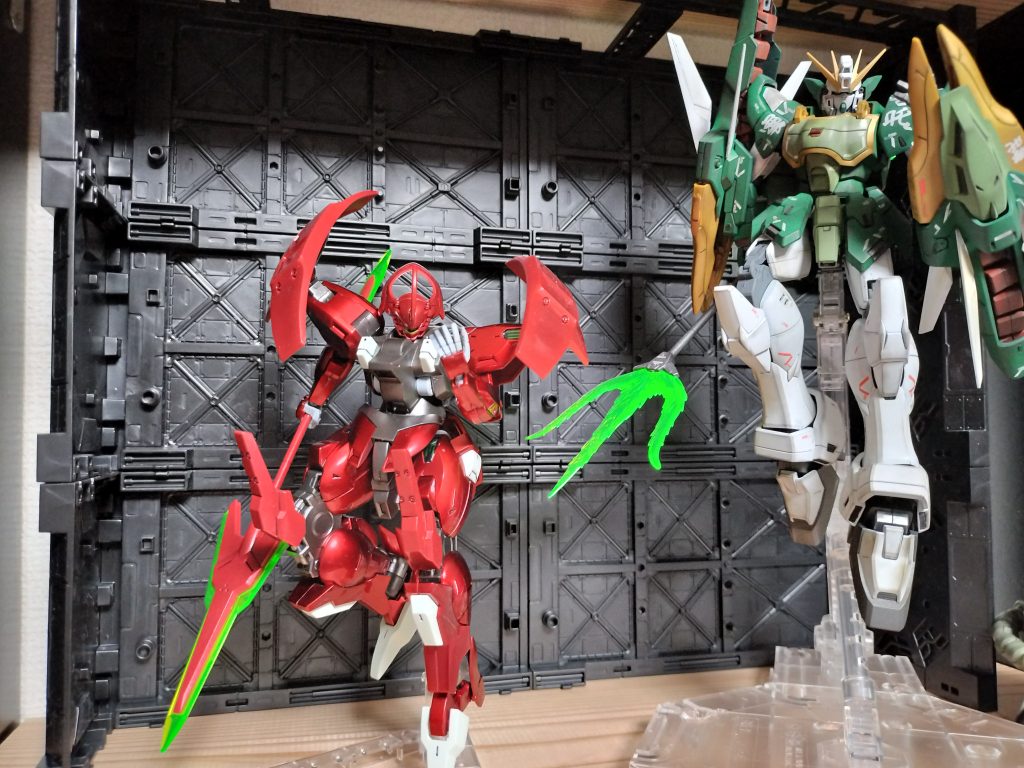 同じ槍型武器持ちの2体で同じポーズを