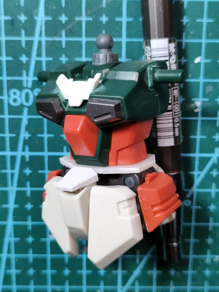 ロボットアームを外した後の腰の隙間は廃品やプラ板で埋めます