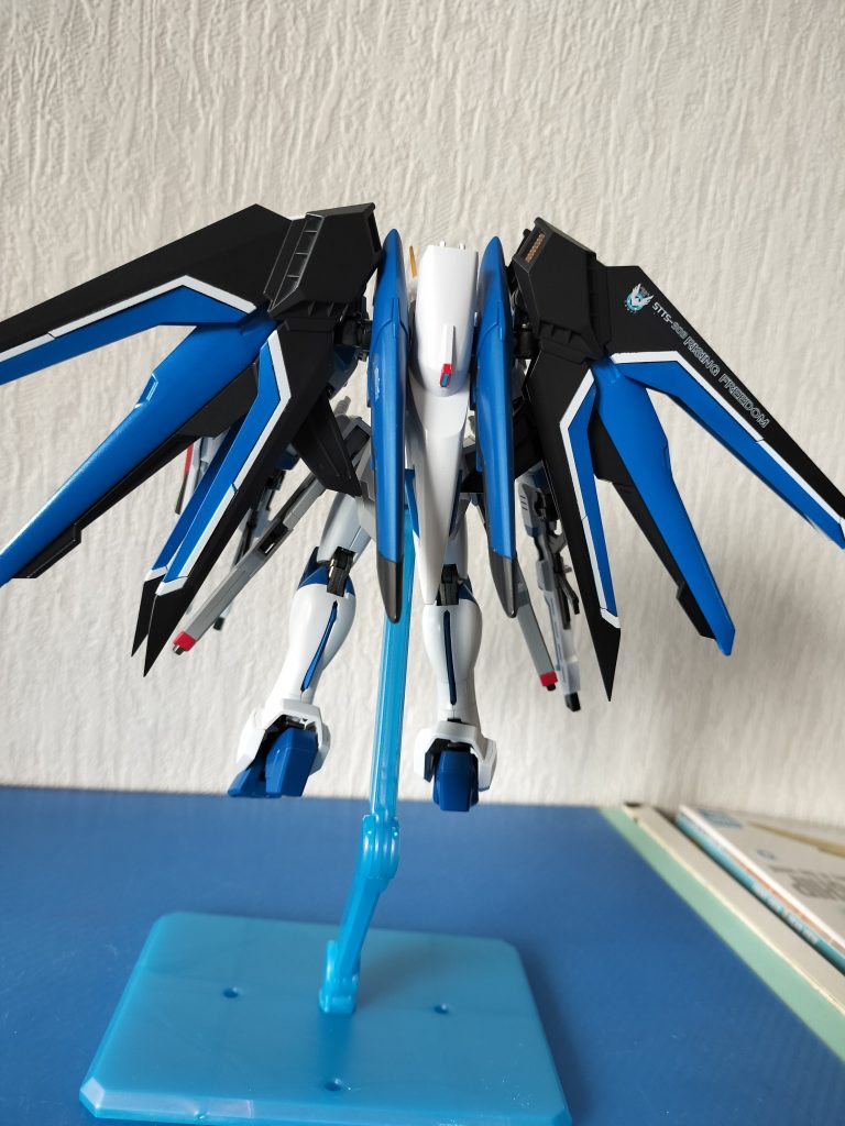 小さいウイングの代わりにドラグーン付けてみました。目測誤りで変形中に干渉してしまい、変形はしていません。
