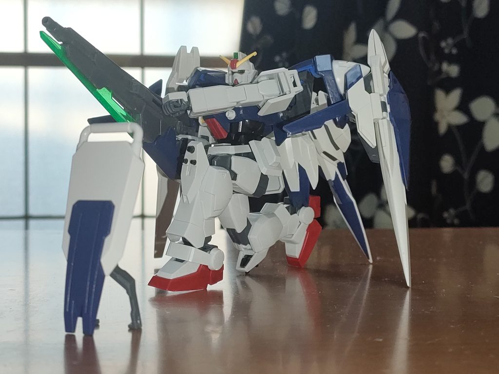 GNロングビームライフルを輝き撃ち。両脚だけじゃなく、オーライザーも地面に接触し安定設置してる。