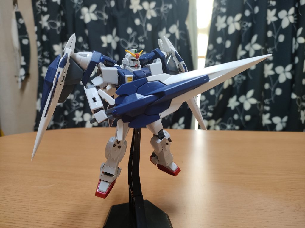 GNバスターソード持ち。柄に右手、左手は見えないが、刀身の裏側にグリップあるのでソコを掴んで保持。