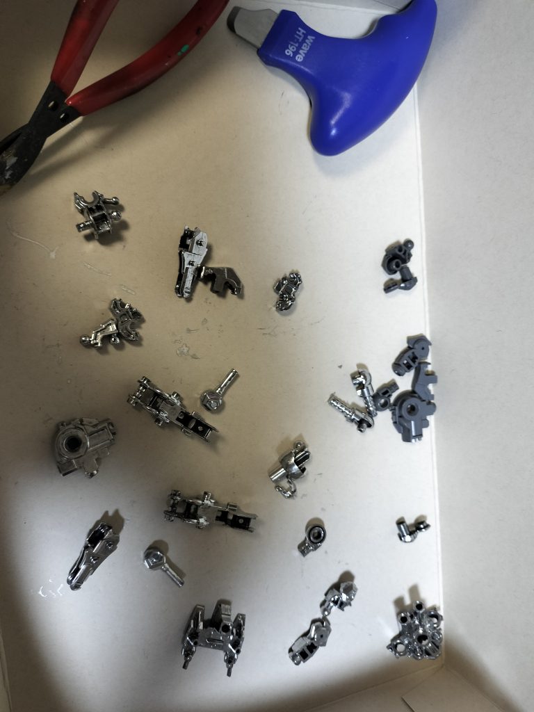 おまけ　前のエアリアルのフレームパーツをガンダムマーカーシルバーで塗装して今回のエアリアルクリア版に入れました