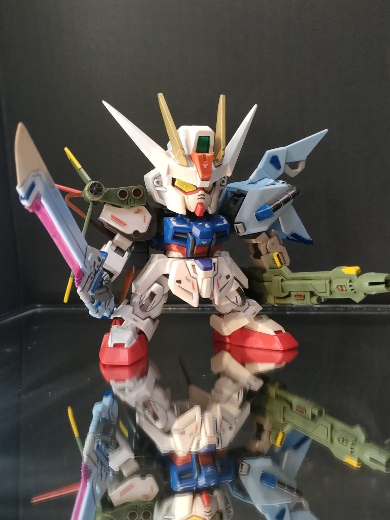 ソードのビームエフェクトはランナーを使用して切り出し。塗り分けはガンダムマーカーです。