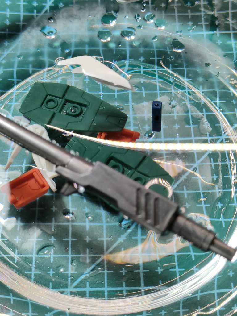 剣の柄が水の中で立ってしまった!茶葉が水の中で直立しているように、これは幸運を意味するのでしょう。