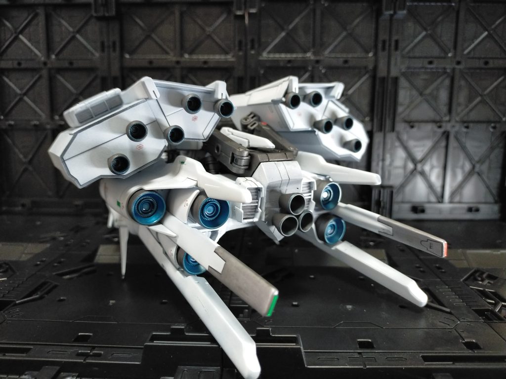 デンドロを半分に切ってからMGストライクの台座のパーツで繋いだので、その部分に新規バーニアやコンテナ接続部を新造。