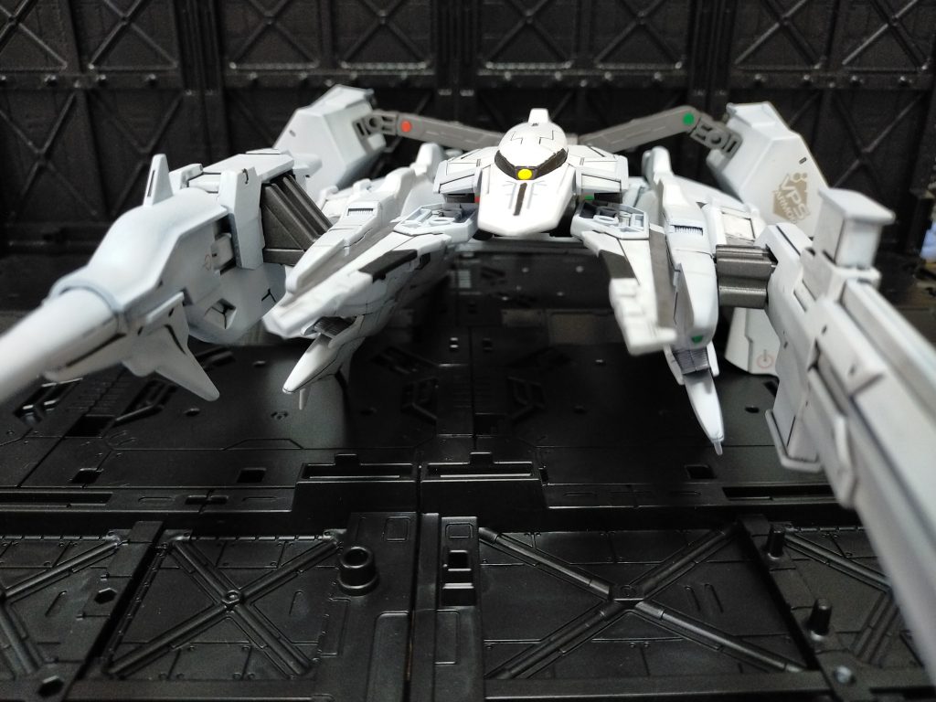 MF形態(モビルフォートレス)センターに居るのはドラグーンユニットで、こいつと接続することで遠隔操作が可能になります。ただ、高速移動が可能な本機の豊富な火器と近距離武器を扱うには、遠隔では無理があります。なので、