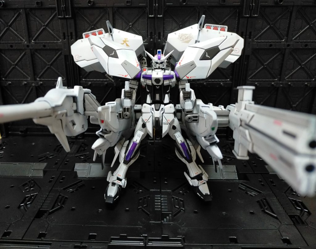 AF形態(アームドフォートレス)もちろん、MSとドッキング運用ができます。HGストライクの背部に合わせた軸にしてるので、ジョイント次第で1/144スケールならどんなプラモでもドッキングできます。クシャトリヤは？とか意地悪は言わないでくださいね。