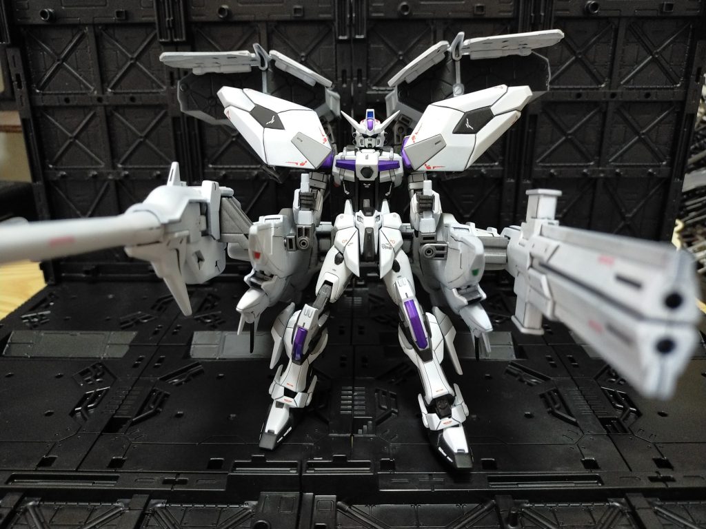 コンテナオープン。一応、上に付けたミサイルは被らないようになってるのでフルバースト可能です。