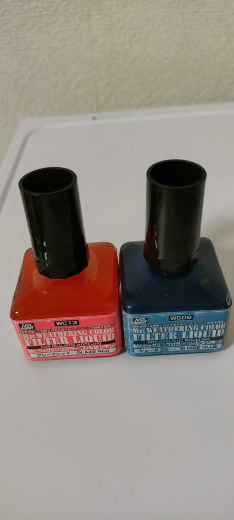 赤はシャアピンク部に。青は胴体に使用しました。これは簡単フィニッシュに使える。塗ってメラミンスポンジで拭き取ってグラデーションかけました。