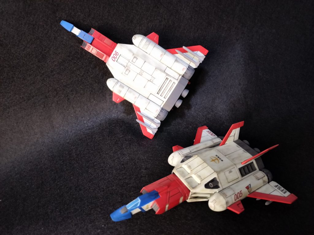 翼にミサイルを懸架させてます。