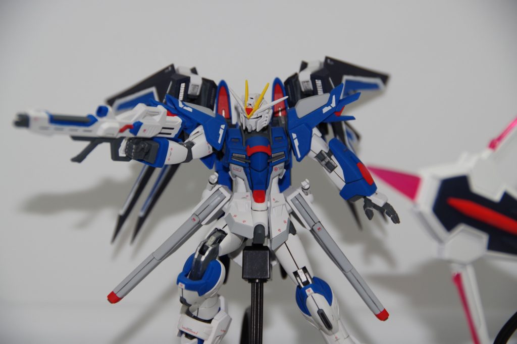 関節は何となくですが、ワンポイントで銀色に塗装してます。このポーズの後、うっかりアンテナ折りました、、、