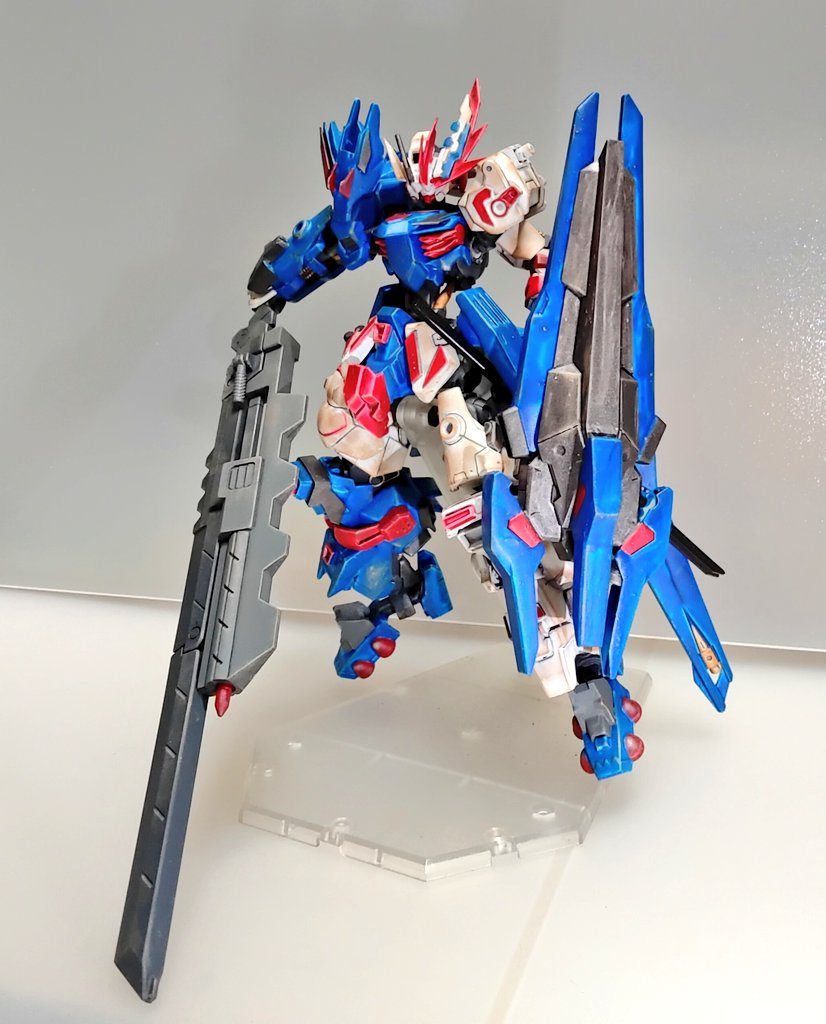 “タイマン”剣劇戦形態左の大型実体盾は推進機器を仕込みつつ、逆さに持つとクローにもなります