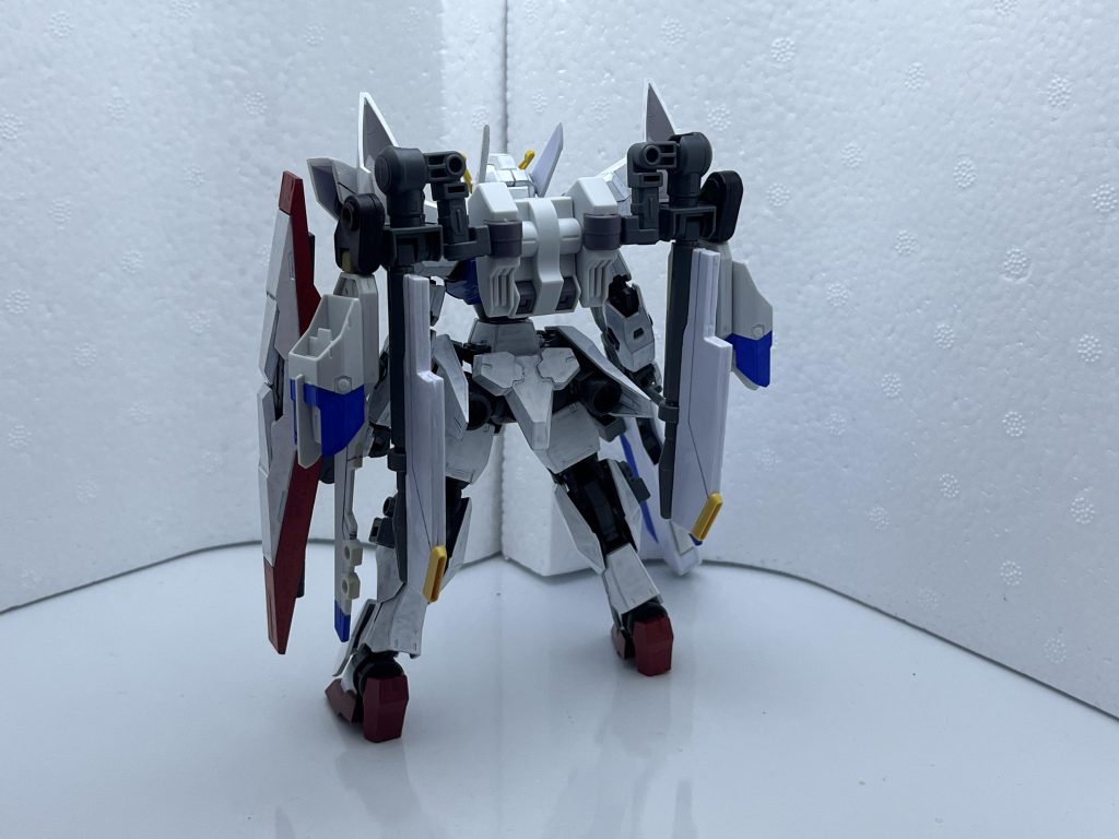 【バックショット】 バックパックはシュバルゼッテの物をベースにバトルアームアームズやデミトレーナー用拡張パーツ、その他ジャンクパーツとプラ板で製作。 ジャンクパーツの内訳は・ガンダムラヴファントムの余剰パーツ・ライトニングガンダムの股関節パーツ・旧HGストライクフリーダムのウィング基部・フェイクニューアーマーの膝パーツ・元パーツ不明の関節パーツ となっています。 ここから以下の3形態にバックパックが変形します