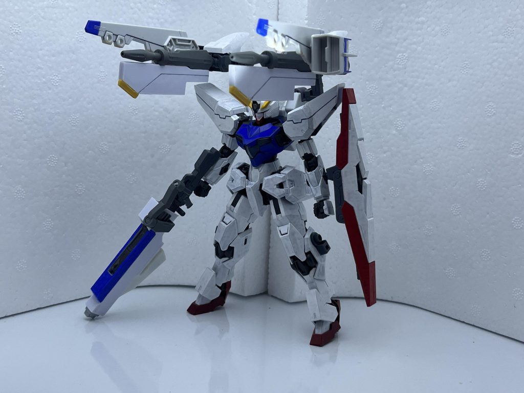 【キャノンモード】 ユニットを機体上部に回して砲撃戦形態のキャノンモードに。 この状態でもウィングを広げられるので重力化でも飛行しながらの砲撃ができます。 砲身は先述の通りデミトレーナー用拡張パーツからライフルの砲身を流用しています。