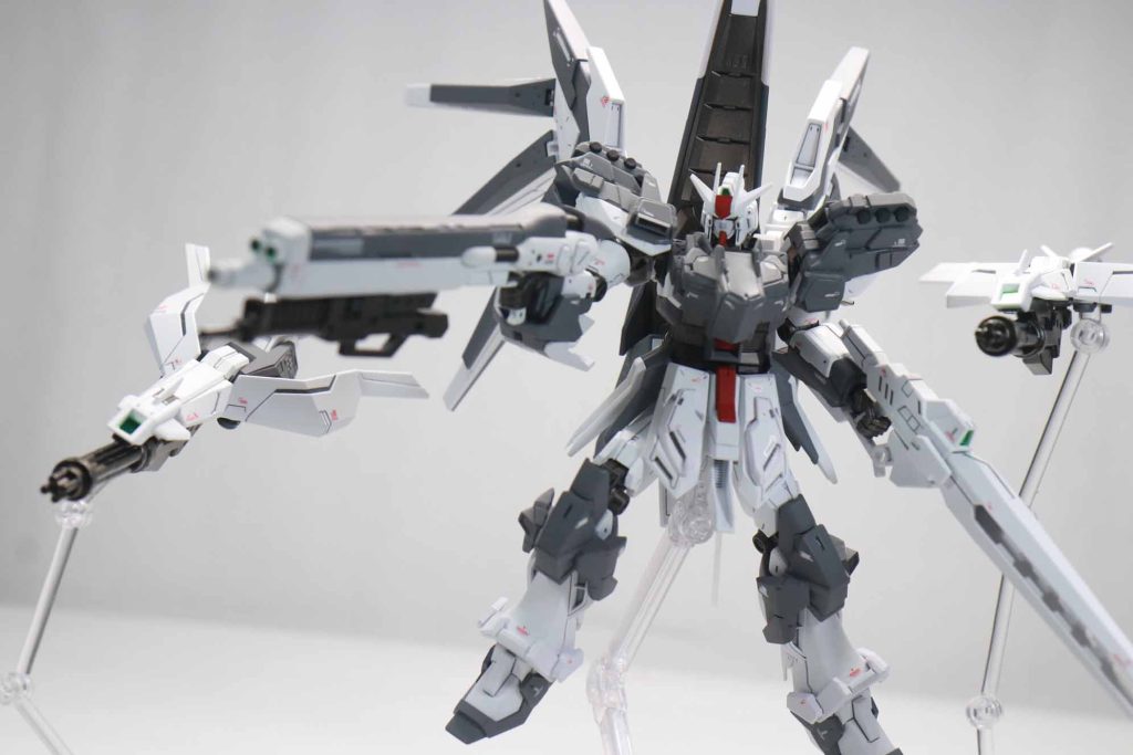 試作機なのでカラーリングはファーストロットカラーを参考にしてみました。アメイジングレヴ改がサイコミュで制御する攻防一体兵装でユニコーンガンダムのシールドに繋がるイメージでガトリングを追加してみました。