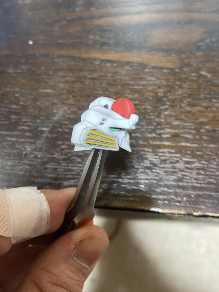 フェイスは1mm後ろに下げ、顎も細く切り落として削り出しました。